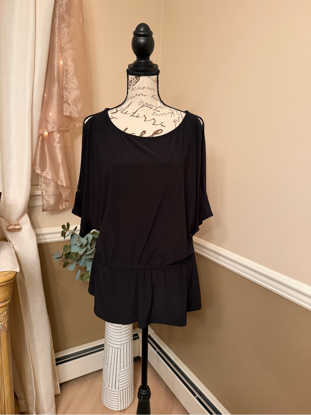 Monroe & Main Black Cold Shoulder Flowy Tunic Top Medium” NWOT